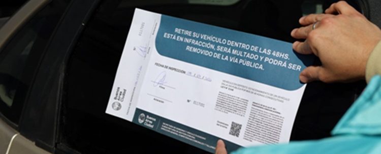 Cómo solicitar la remoción de un auto abandonado en la vía pública