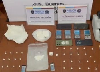 Narco-kiosco en Balvanera: La Policía de la Ciudad detuvo a una pareja e incautó 1.300 dosis de cocaína tras dos allanamientos