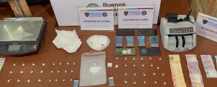 Narco-kiosco en Balvanera: La Policía de la Ciudad detuvo a una pareja e incautó 1.300 dosis de cocaína tras dos allanamientos
